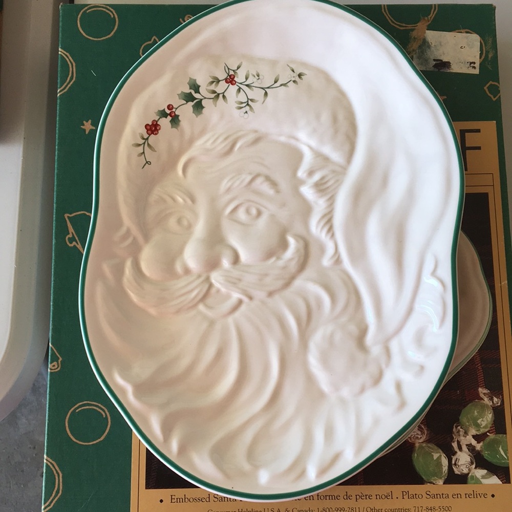 Pfaltzgraff winterberry Santa Plate